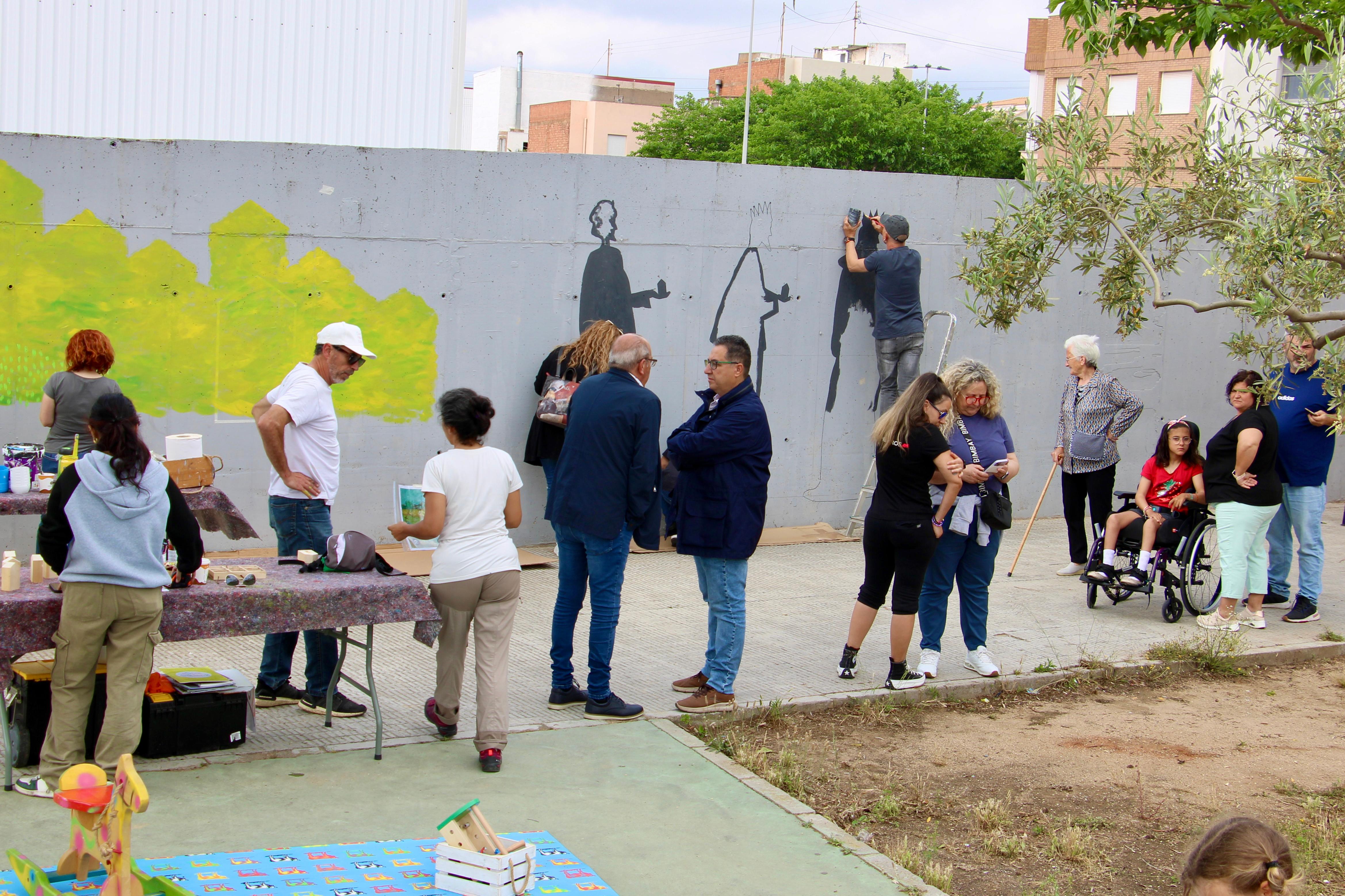 Els veïns del Grup San Josep Obrer i Grup Reis comencen a pintar el nou mural que embellirà l'entorn dels seus barris