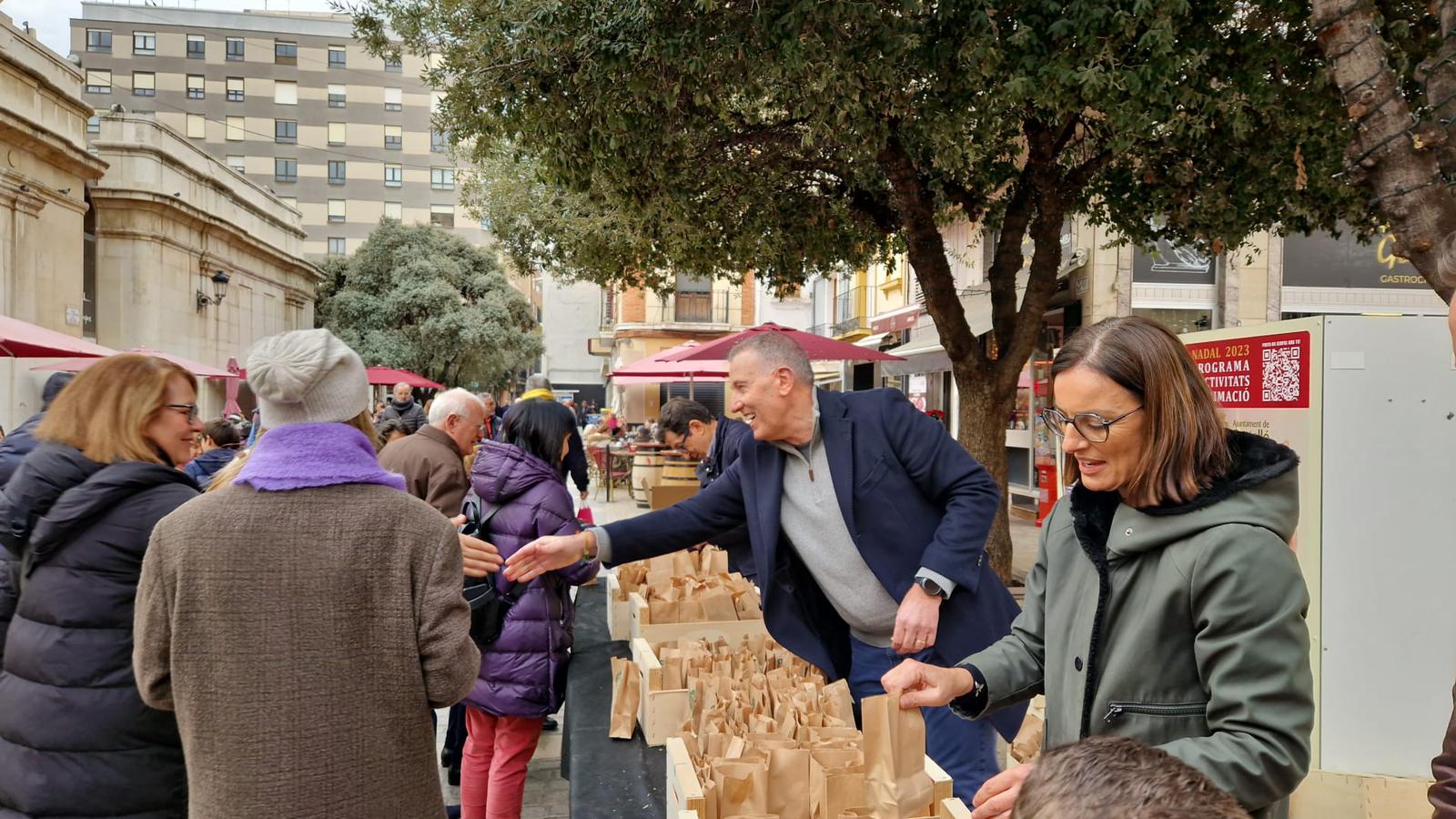 Multitud de castellonenses asisten a por su bolsita de clementinas para despedir el año