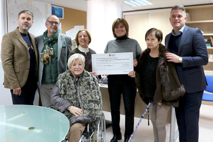 15-11-19 Mary Ribera entrega cheque Higino Mateu.jpg