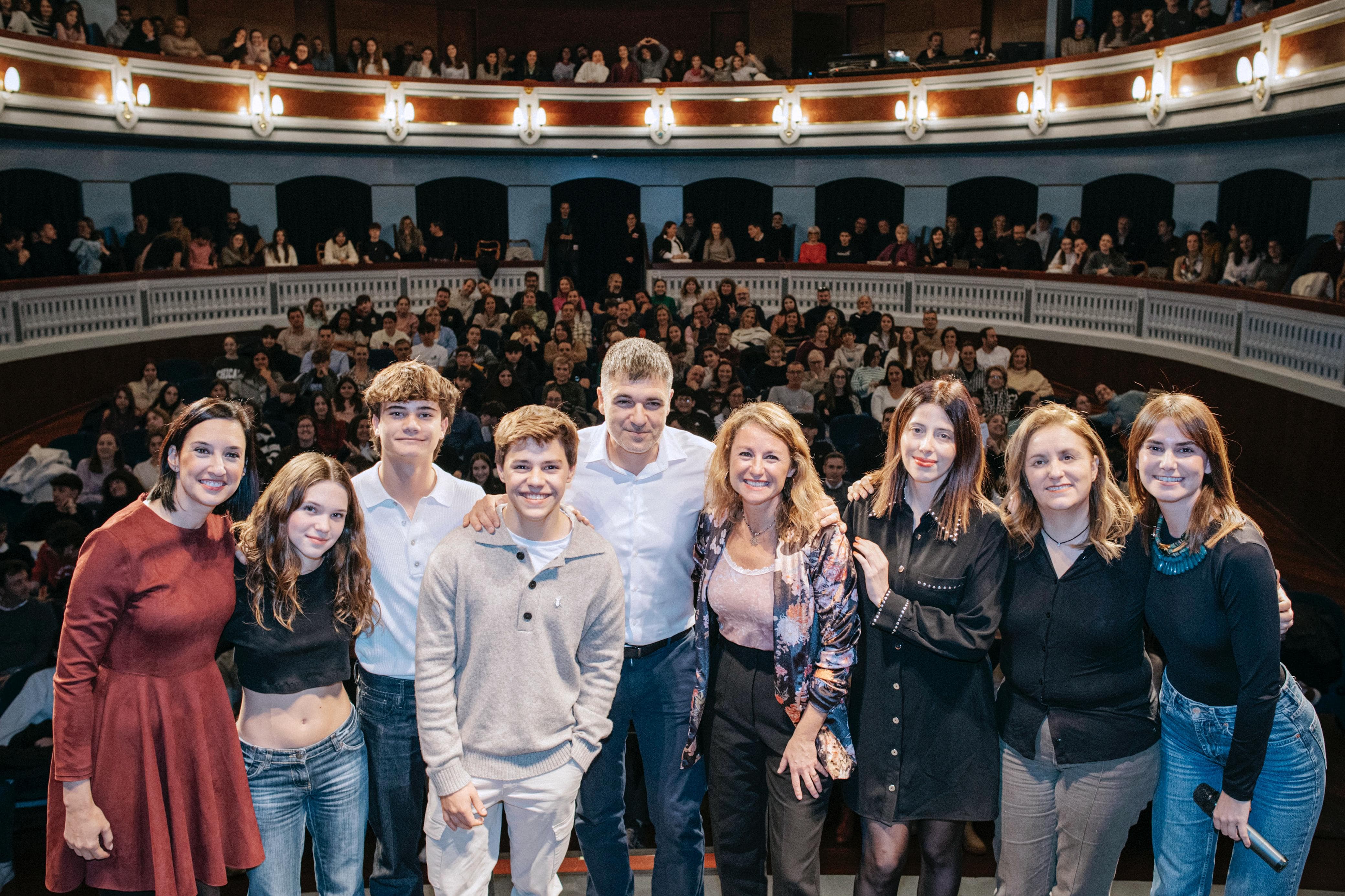 Un Teatre Principal abarrotat acull la projecció dels dos primers episodis de la sèrie ‘Invisible’ basada en la novel·la del castellonenc Eloy Moreno