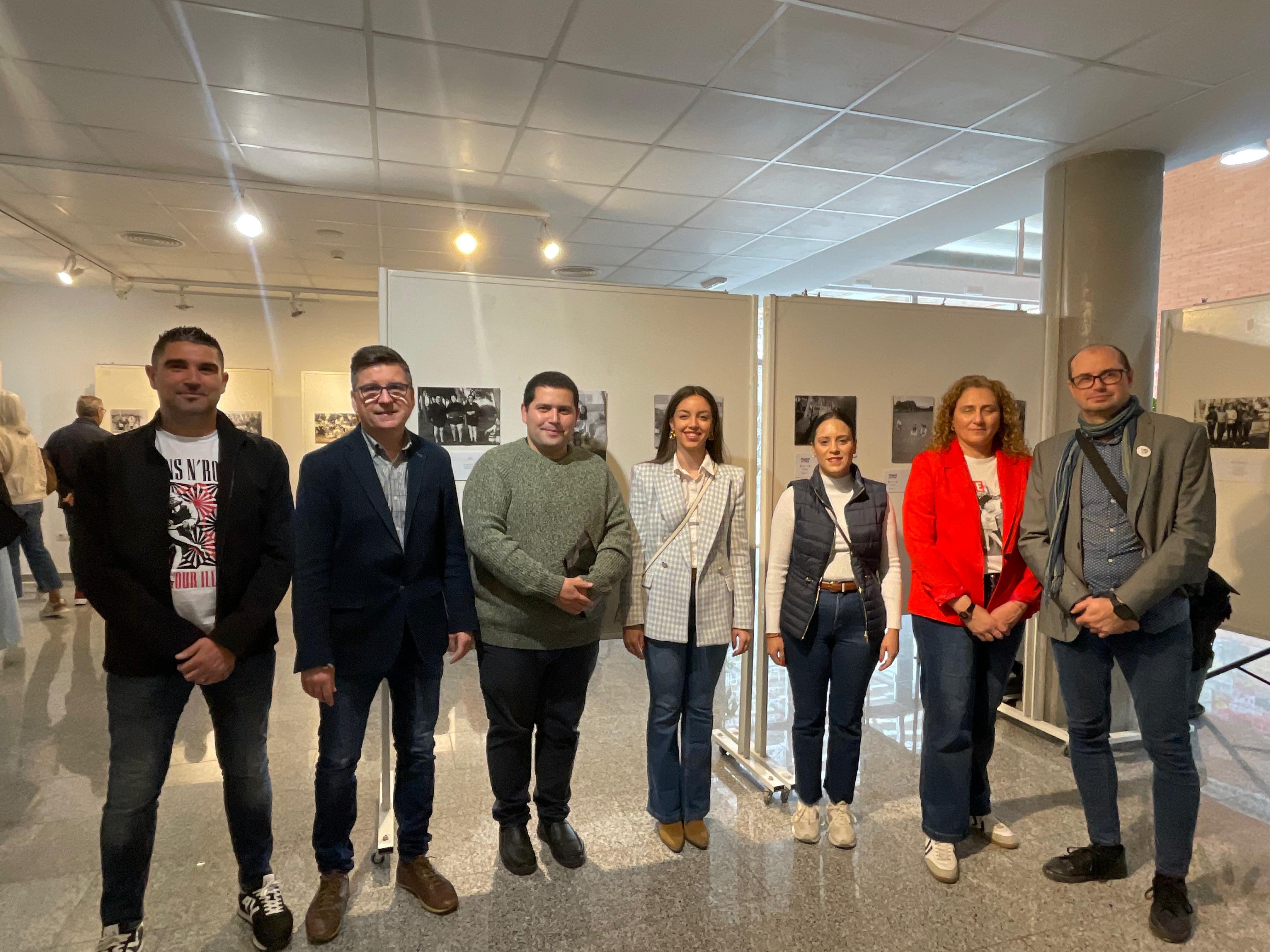 Ester Giner visita l'exposició fotogràfica “Pasqua al Pinar” que organitza La Barraca