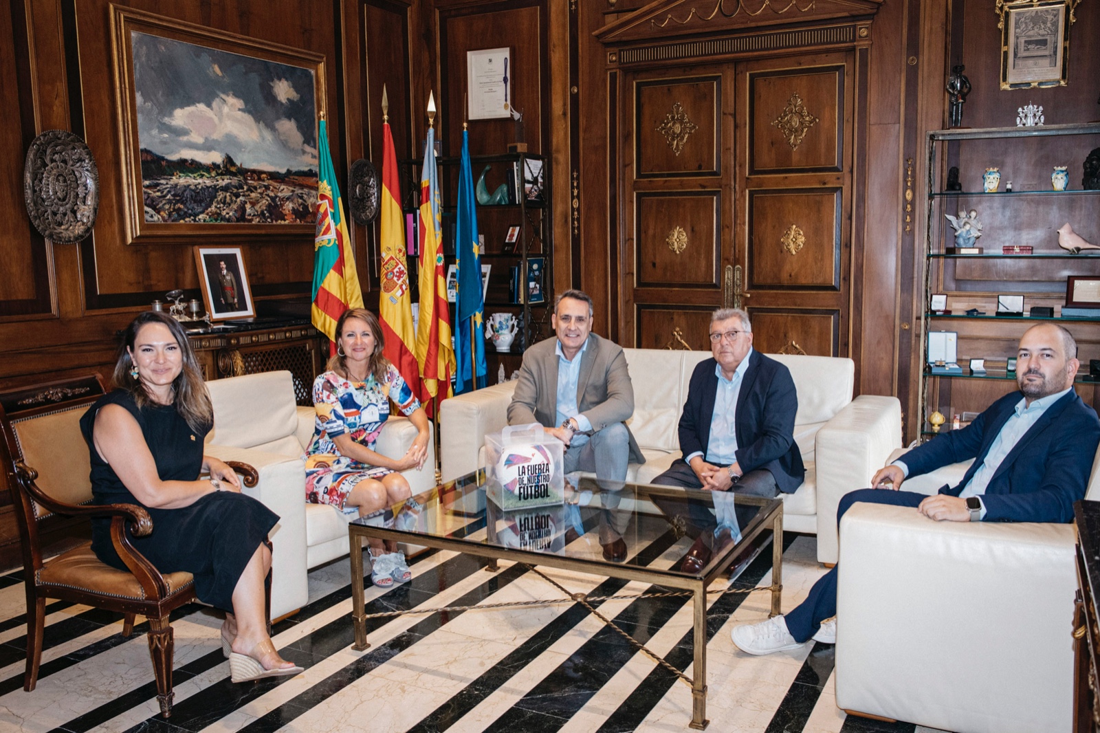 Begoña Carrasco es reuneix al costat de representants del futbol professional espanyol i al Director General Executiu del CD Castellón per a tractar la implantació d'un decàleg amb la col·laboració de la FEMP. L'alcaldessa destaca també altres iniciatives en favor de la convivència i les bones conductes que s'impulsen des del govern municipal