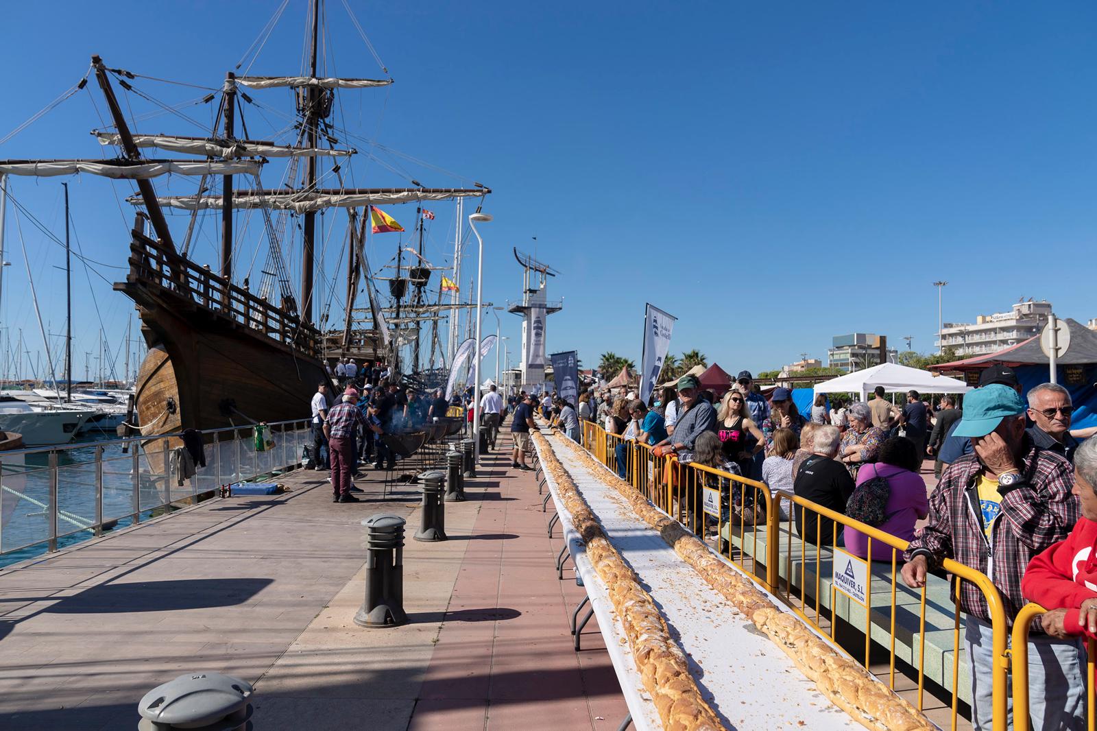 Centenars de persones gaudixen de l'entrepà de sépia de 200 metres i el tradicional cigaló en el marc d'Escala a Castelló