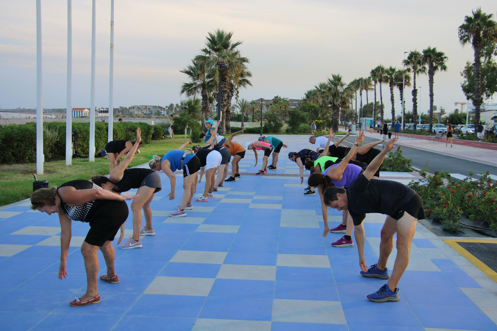 Més de 2.500 persones han gaudit ja este estiu de les activitats gratuïtes de la PlayaSlow a la platja del Serradal
