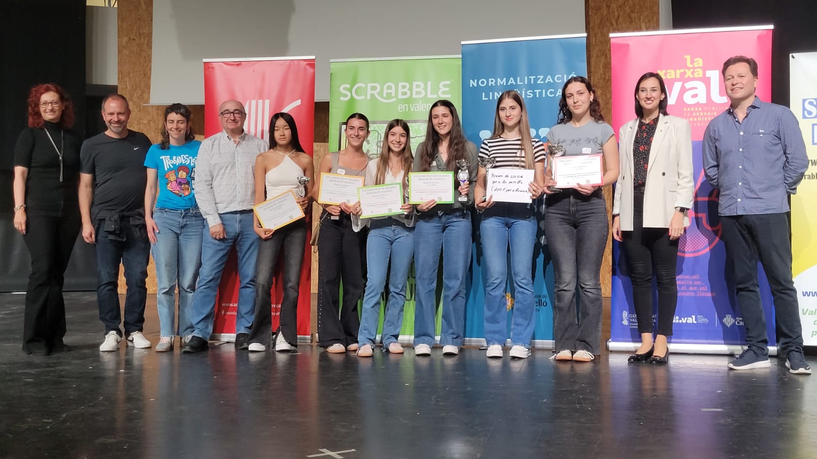 Més de 250 escolars abarroten el Palau de la Festa per a gaudir del “Scrabble en valencià”