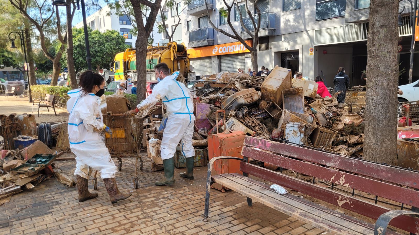 Sigue la ola de solidaridad castellonense hoy con 3 autobuses de voluntarios, escoltados por Policía Local, para ayudar en las zonas afectadas por la DANA