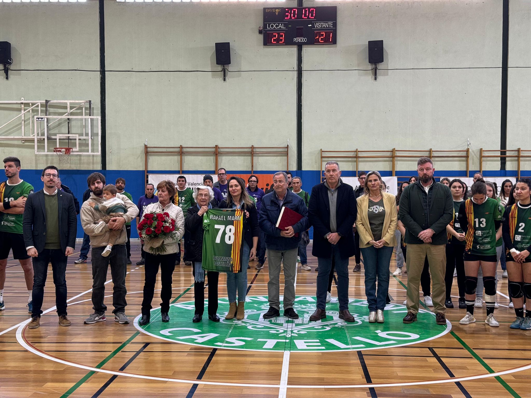 La concejala de Deportes asiste al homenaje del que fuera fundador y presidente del Club Balonmano Castellón, Rafa Martí