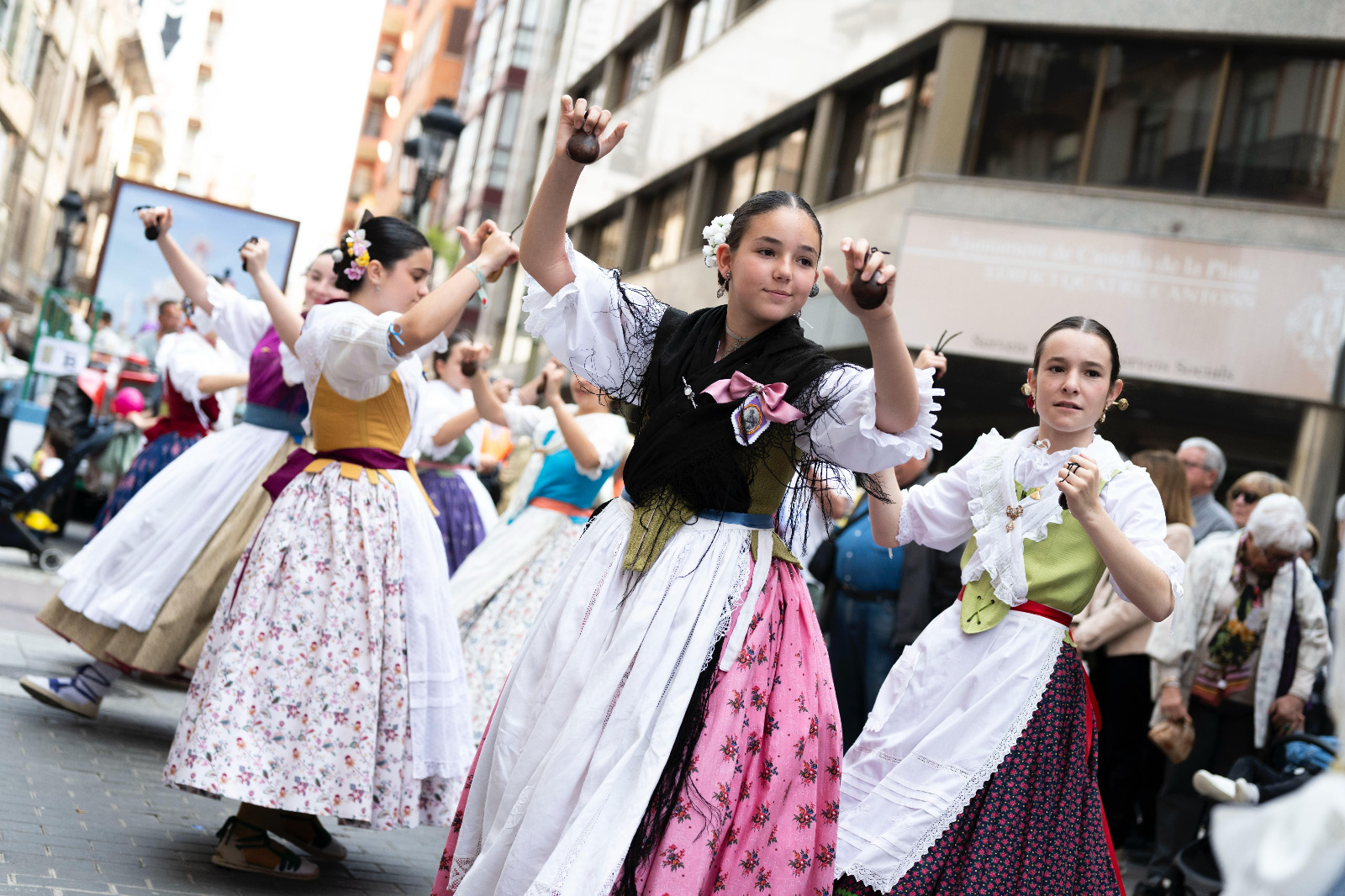 Els xiquets i xiquetes de Castelló anuncien el dia gran de la Mare de Déu del Lledó en el multitudinari Pregonet
