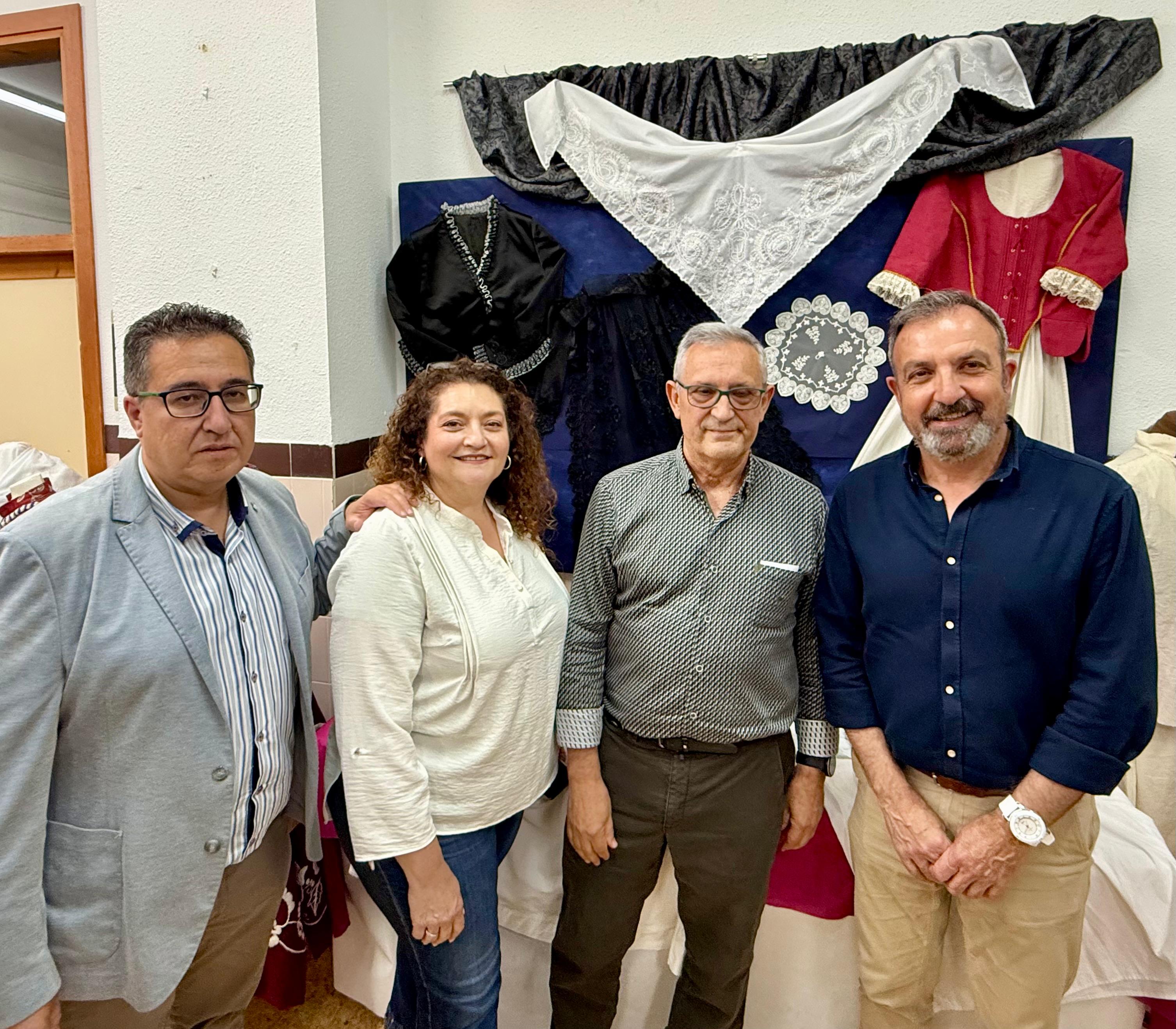 El tinent alcalde del Districte Nord i el regidor de Barris visiten la XXXVI Exposició de treballs de final de curs de l'Associació de Veïns Els Mestrets