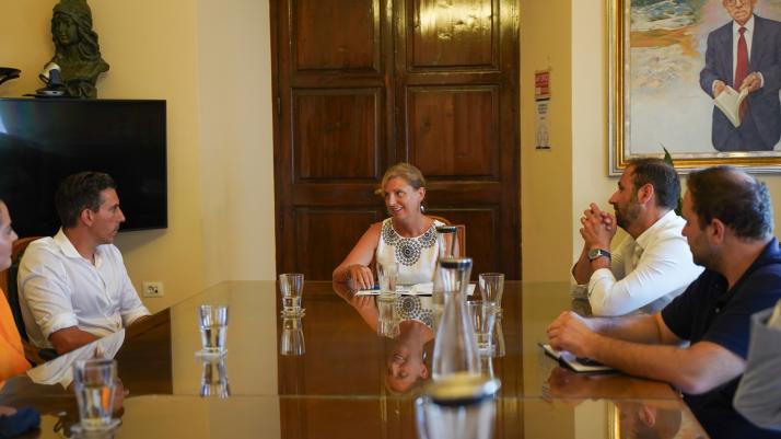 03-08-22 Marco, Braina y Lopez reciben al presidente del CD Castellon, Haralabos Voulgaris.jpg