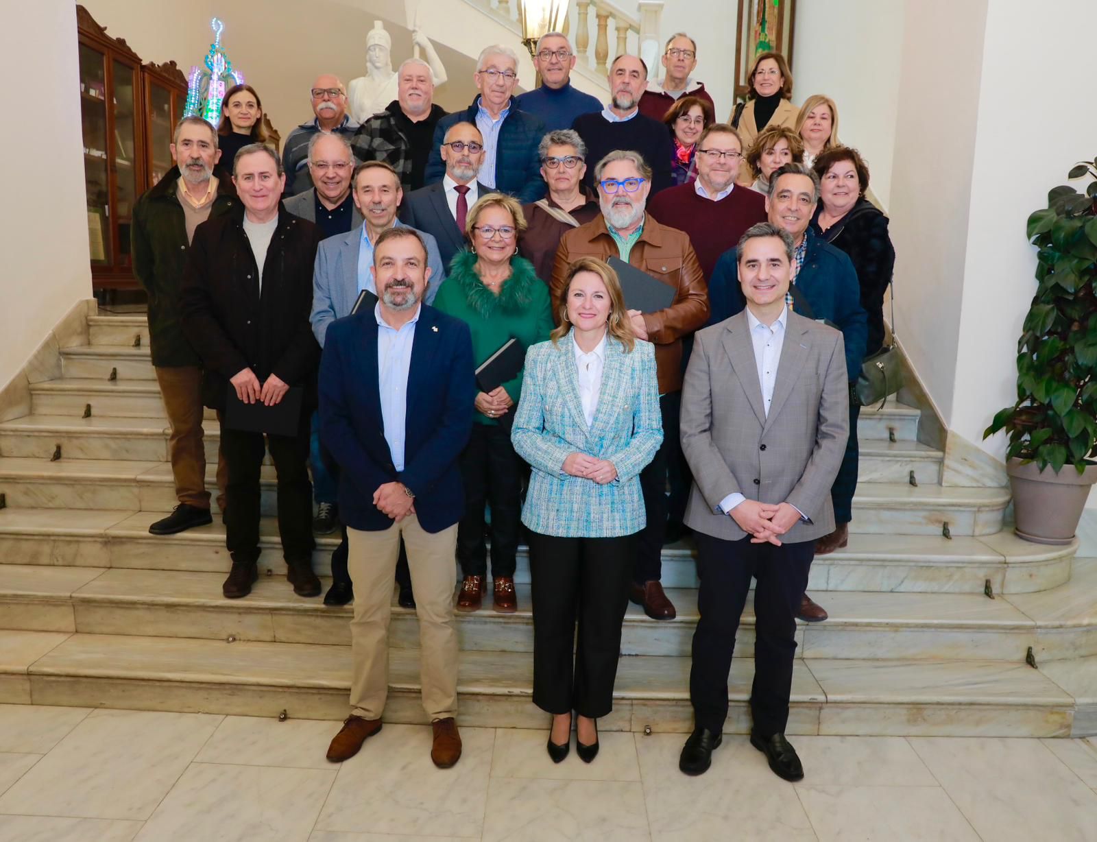 El Salón de Plenos acoge un homenaje especial a los funcionarios del consistorio jubilados en el último año