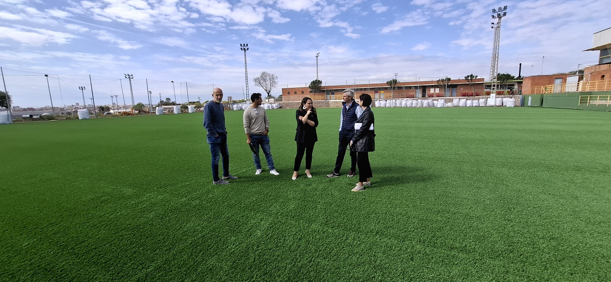 La regidora d'Esports visita els treballs del canvi de la gespa en el camp A del complex esportiu Chencho que encaren en la seua recta final
