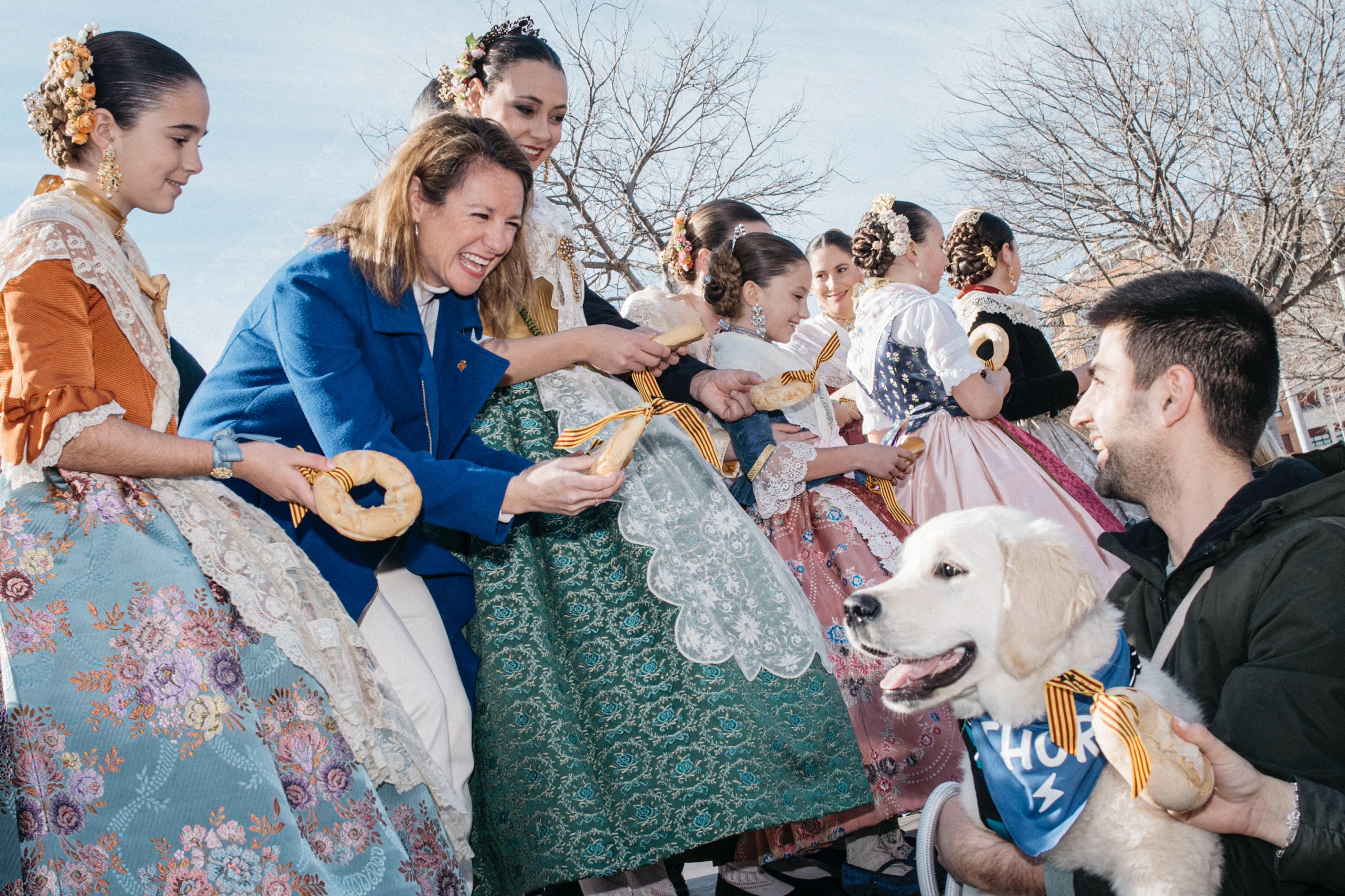 Centenars de castellonencs participen amb les seves mascotes en la processó de Sant Antoni Abat de Castelló