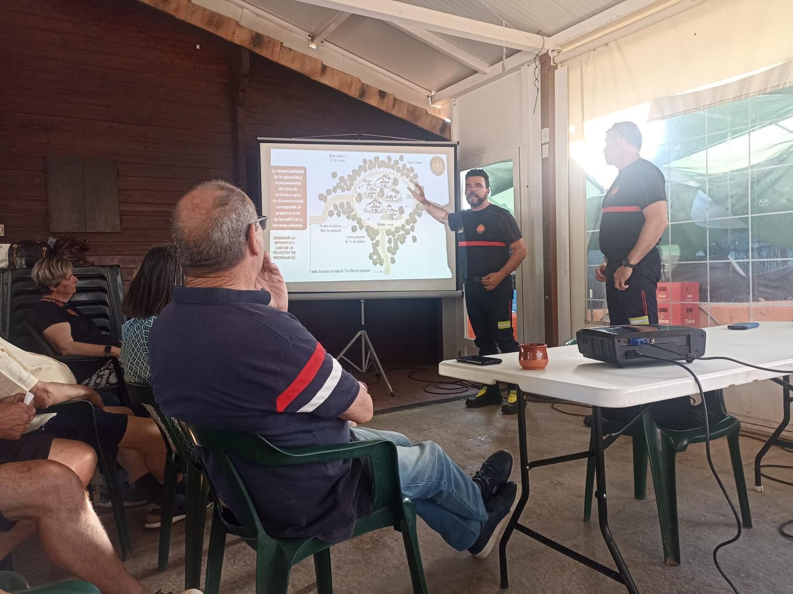 Los Bomberos de Castellón informan sobre prevención de incendios a vecinos de las urbanizaciones de montaña