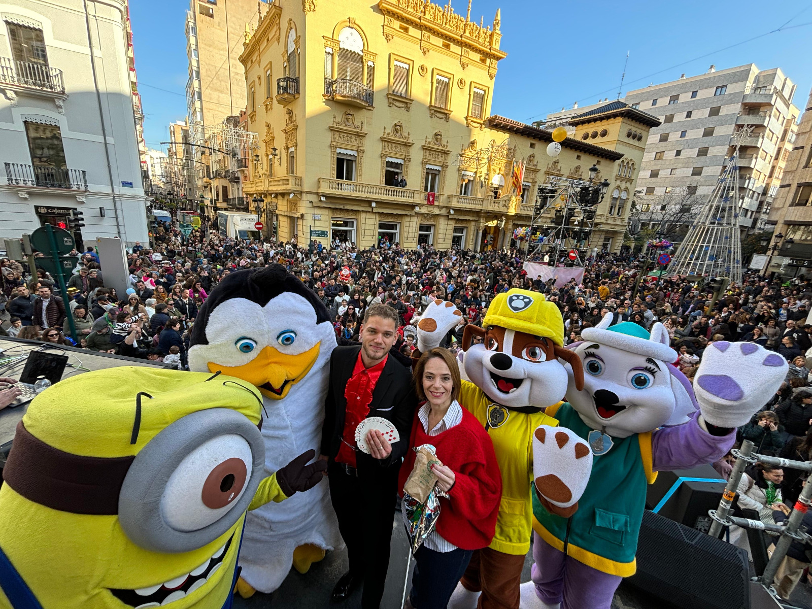 Centenars de xiquets i xiquetes castellonenques han gaudit de la primera Nit de cap d'any Infantil organitzada per la regidoria de Festes de l'Ajuntament de Castelló, amb cotilló, animació infantil i la projecció de les 12 campanades