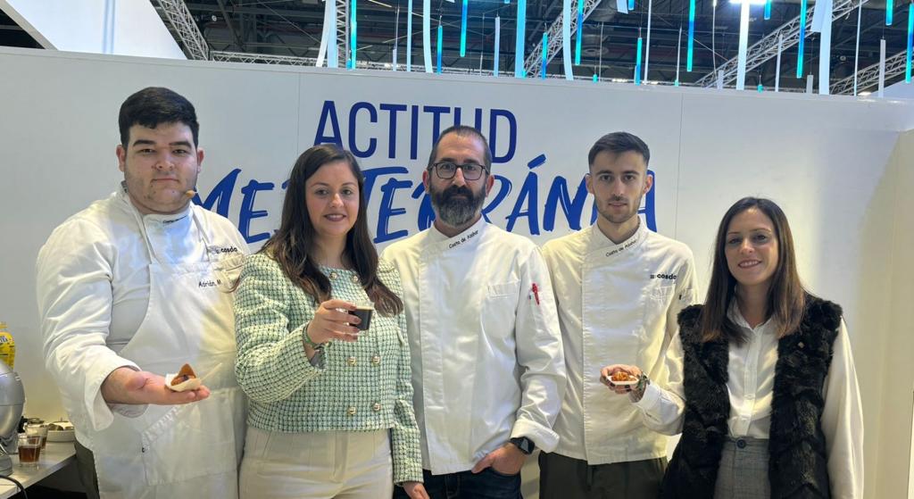 Alumnos de la Escuela de Hostelería y Turismo Costa de Azahar realizan en Fitur un showcooking de tapas tradicionales de Castellón y carajillo