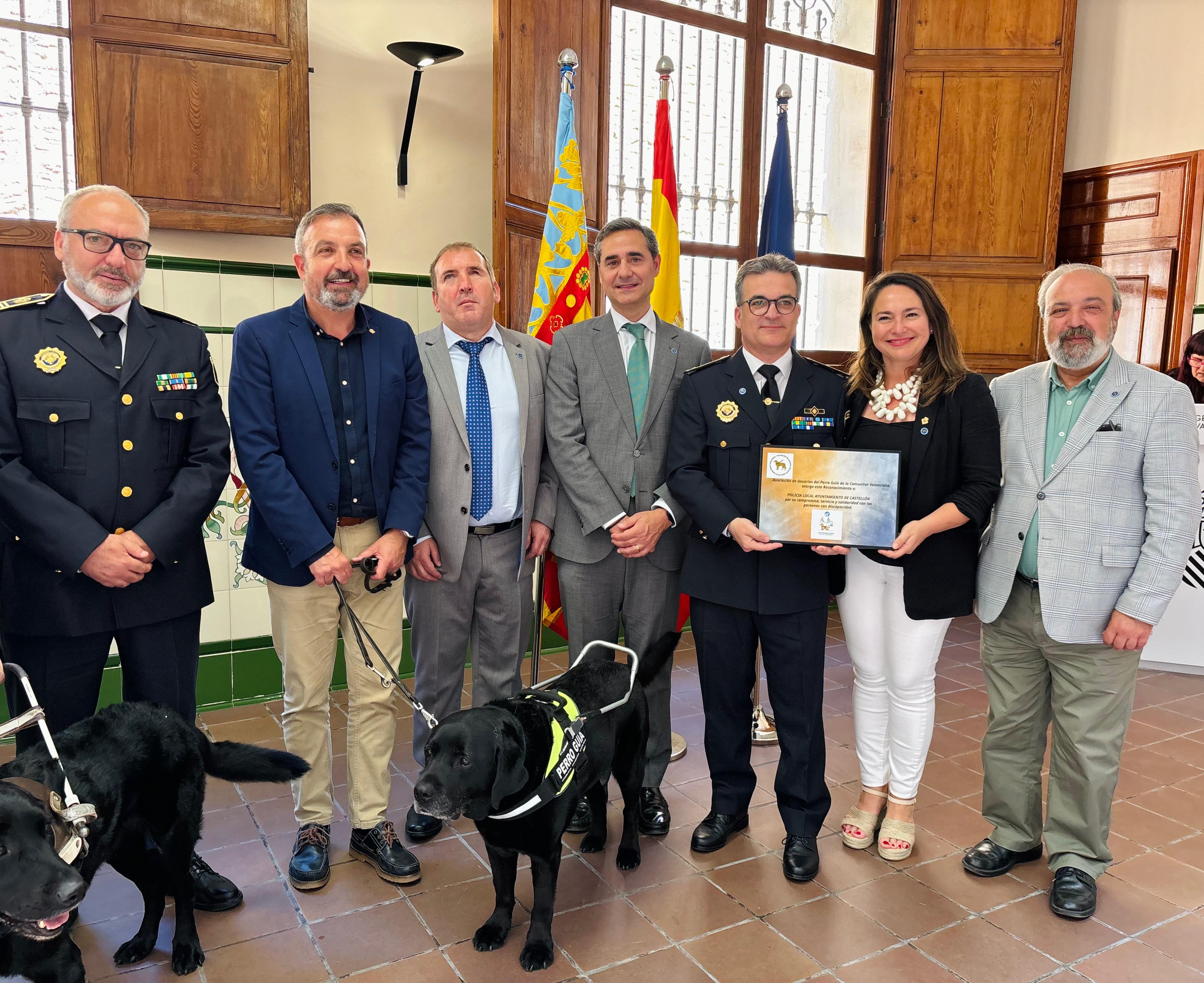 La Policia Local de Castelló, premiada per la seua per la seua labor en favor de l'accessibilitat al costat de ASPEGUI CV