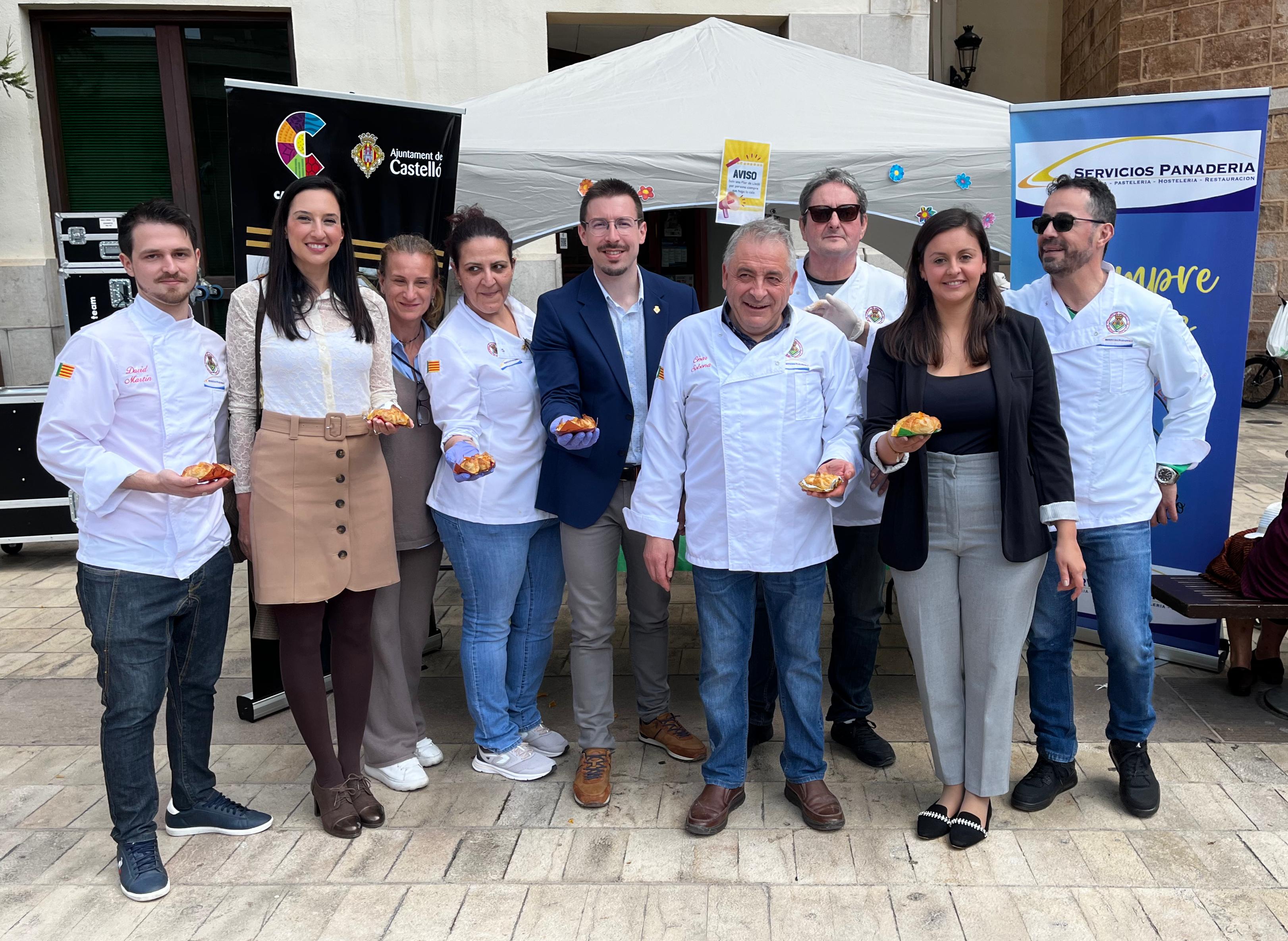 El Patronat de Turisme i el Gremi de Forners reparteixen 2.200 unitats gratuïtes de la Flor de Lledó en la plaça Major en honor a la Mare de Déu del Lledó