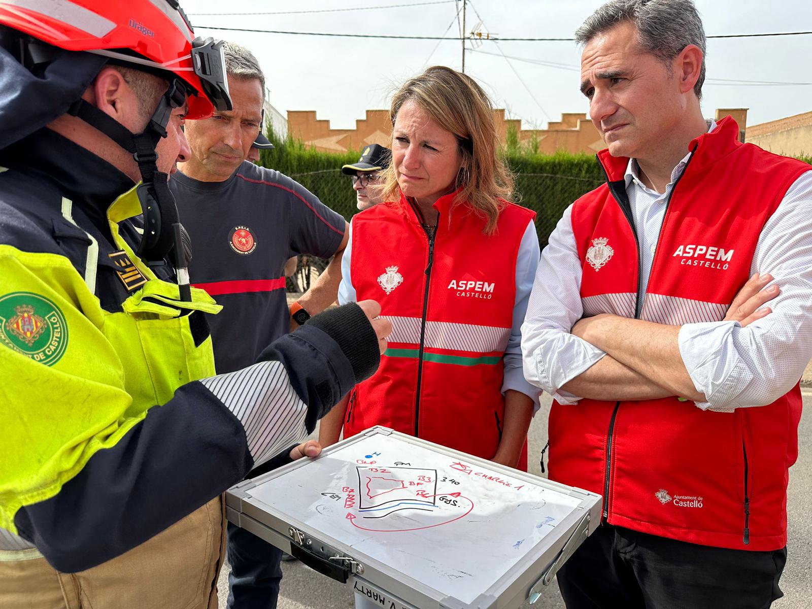 La rápida actuación de los bomberos municipales logra estabilizar el fuego en la Cuadra Borriolench