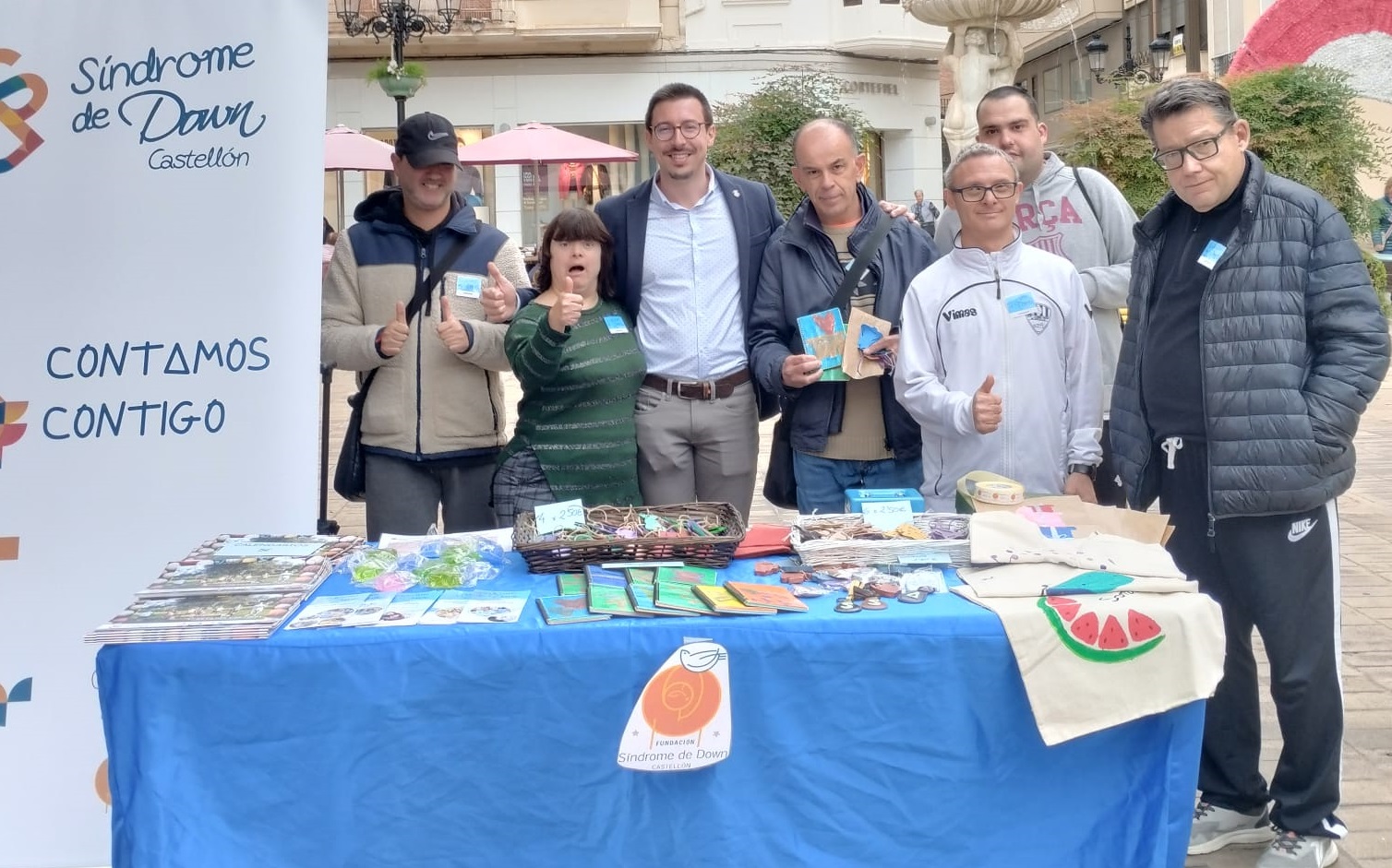 Alberto Vidal, concejal de Familia e Infancia, visita la mesa informativa de la Fundación Síndrome de Down de Castellón