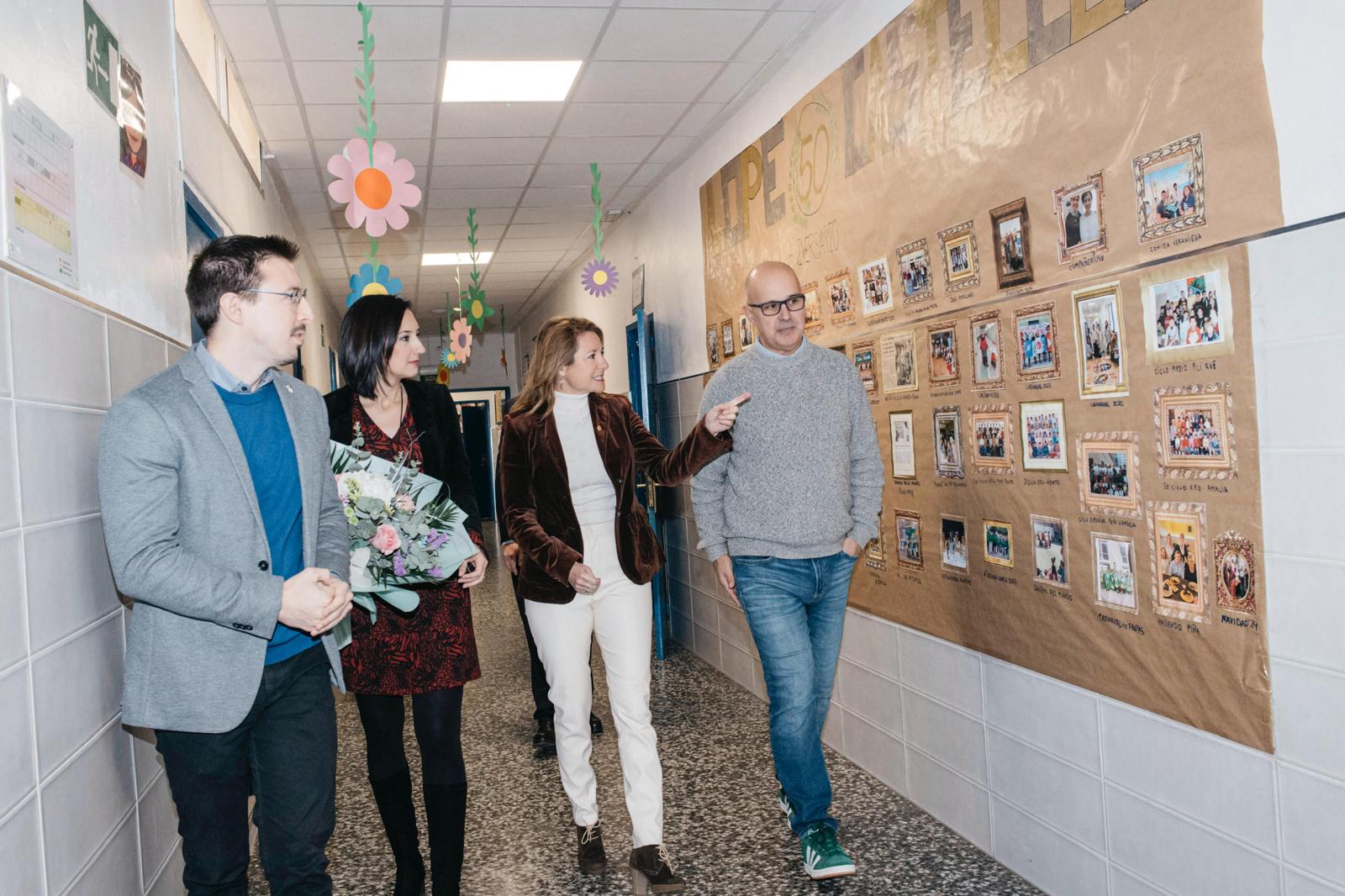 La alcaldesa de Castellón reconoce la labor educativa del colegio Lope en su 50 aniversario