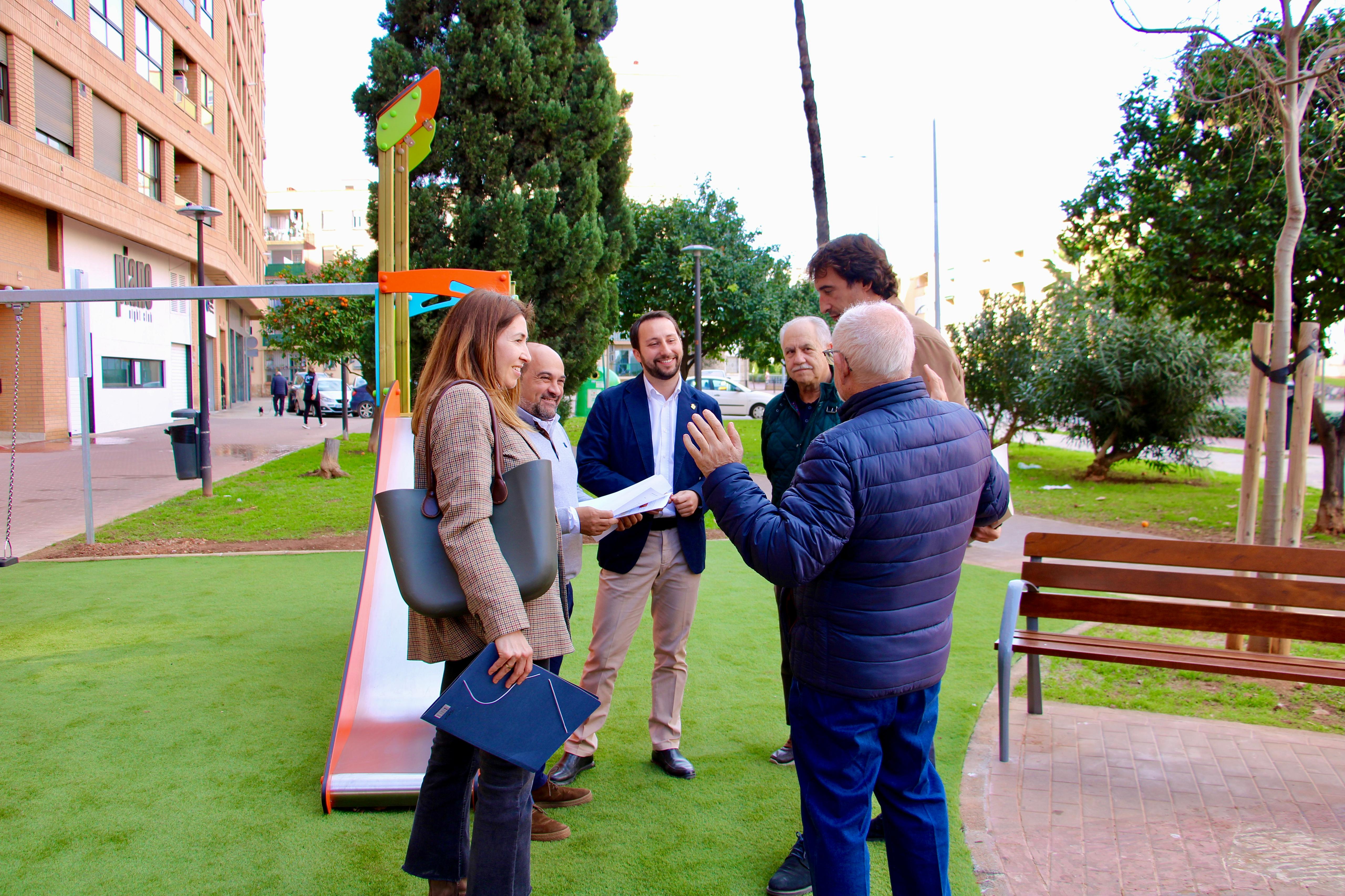 El govern municipal adequa la zona de jocs infantils en Av. de la Mar guanyant en seguretat i accessibilitat