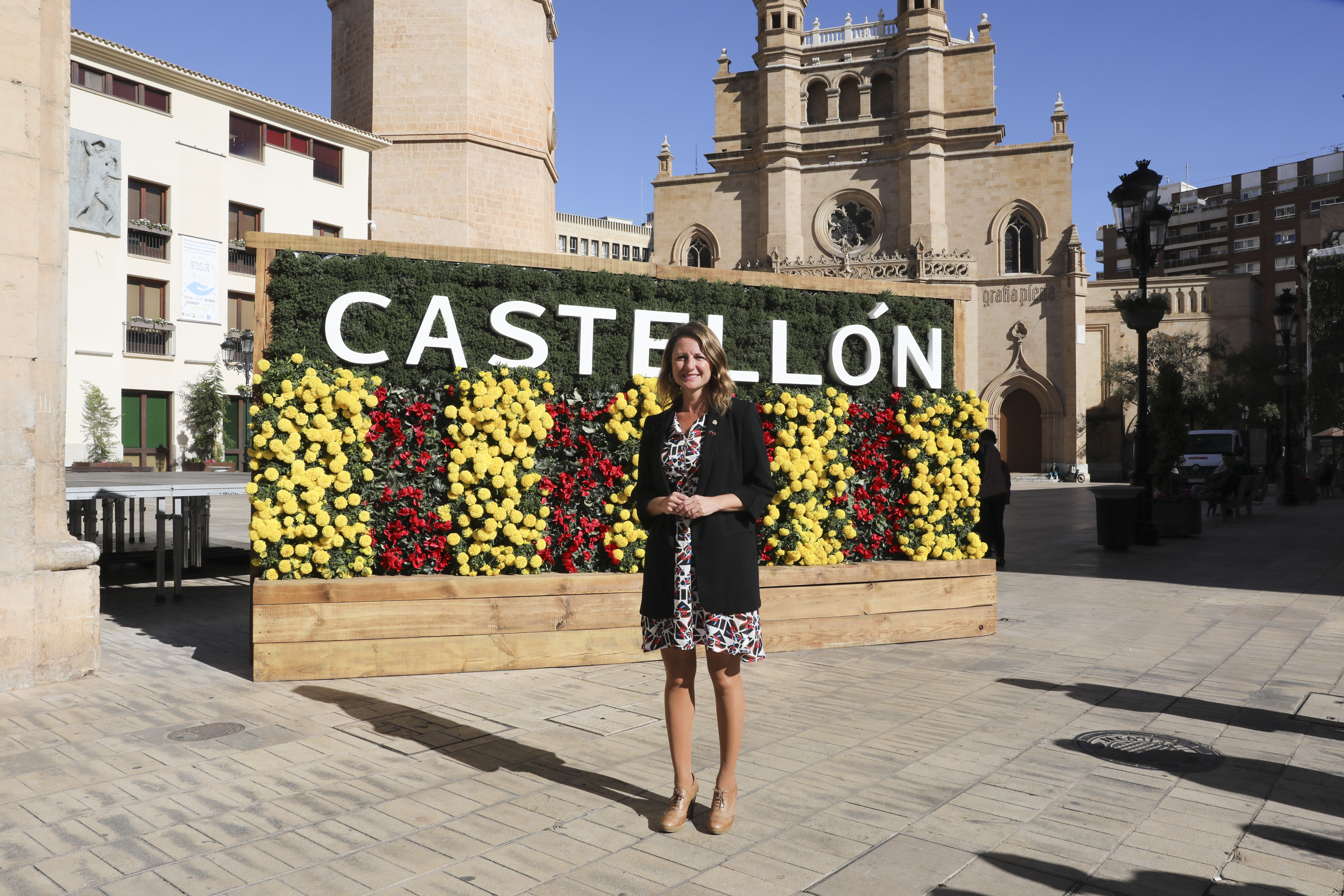 La Plaza Mayor de Castellón luce nueva imagen con la instalación de un nuevo tapiz floral con la doble denominación de la ciudad