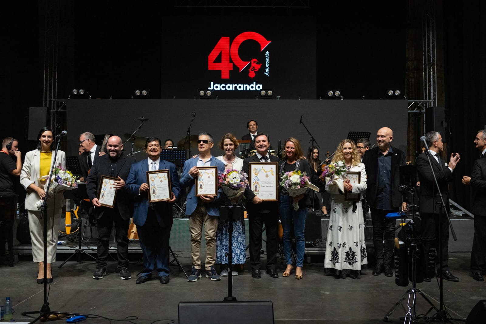 Un espectacular concierto en la Plaza Mayor celebra el 40 aniversario del grupo Jacaranda