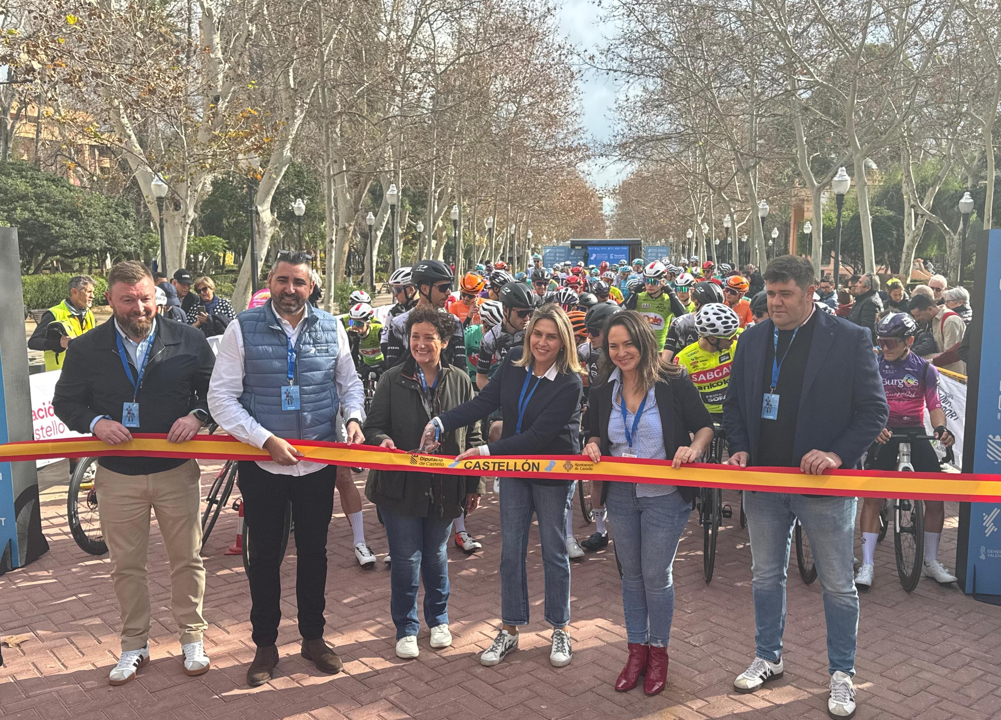 Hurtado assisteix a l'eixida del Gran Premi Castellón - ‘Ruta de la Cerámica’ de ciclisme que ha discorregut pels carrers de la ciutat