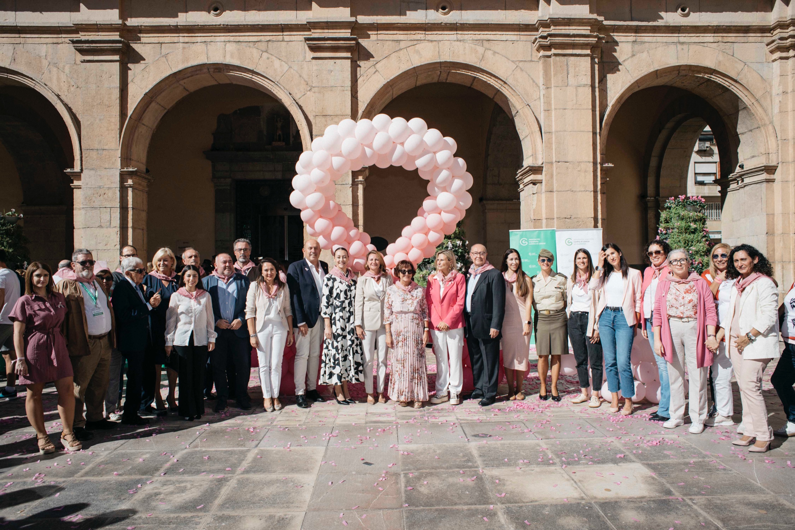 La alcaldesa muestra el apoyo institucional a la AECC en el Día Mundial del Cáncer de Mama