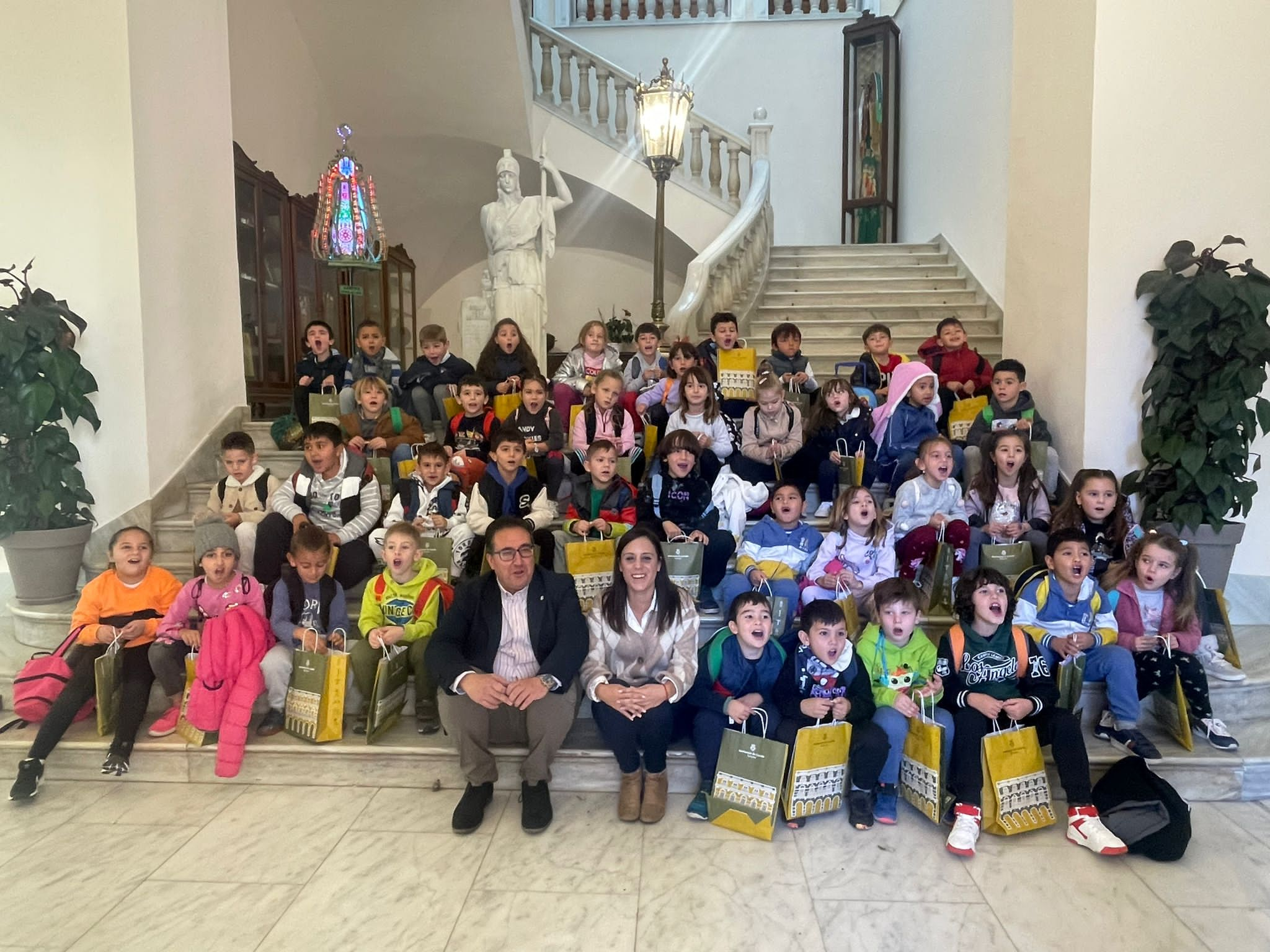 Los alumnos del CEIP La Marina visitan el Ayuntamiento de Castellón