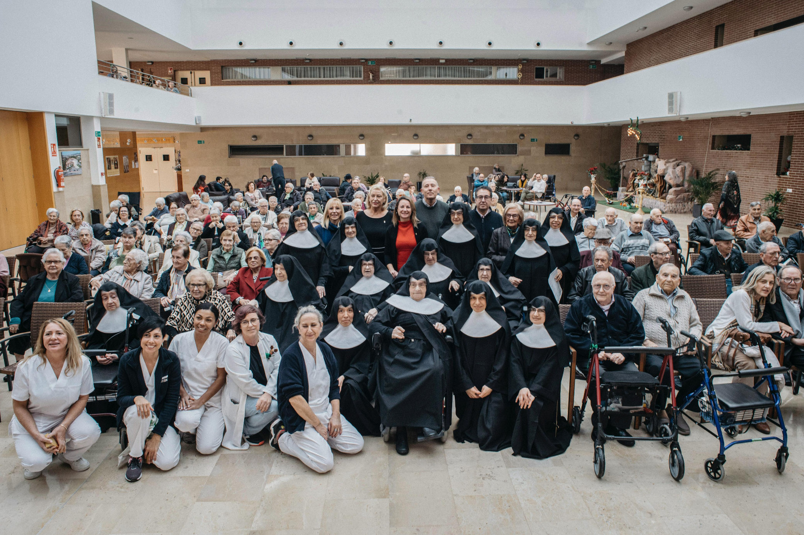 L'alcaldessa de Castelló i regidors del govern realitzen la tradicional visita a l'asil Llar Verge del Lidón per a felicitar l'Any Nou