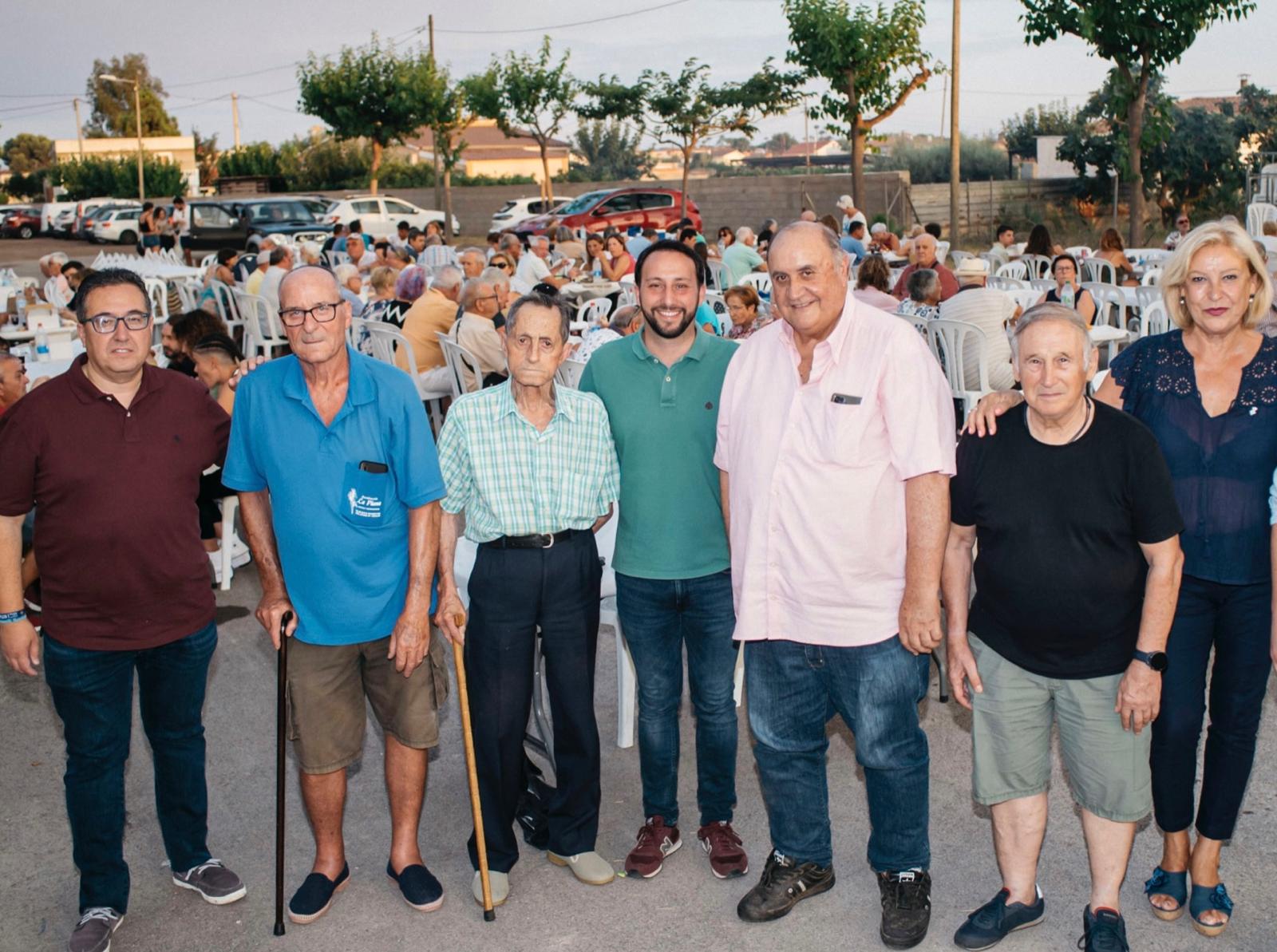 Regidors de l'equip de govern participen en el sopar de pa i porta i “torrà” de sardines de les festes de la Marjalería