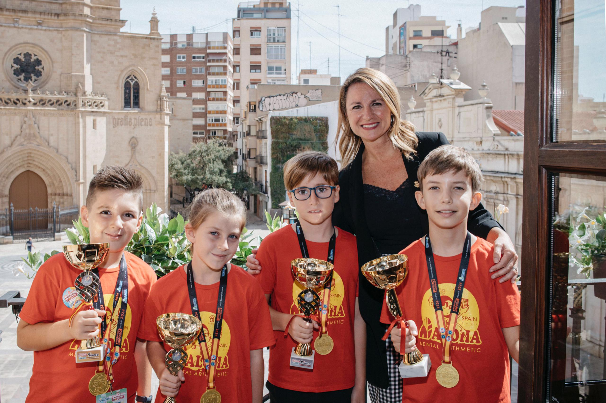 La alcaldesa de Castellón recibe a los 4 ganadores del Campeonato Mundial de Cálculo Aloha Mental Internacional