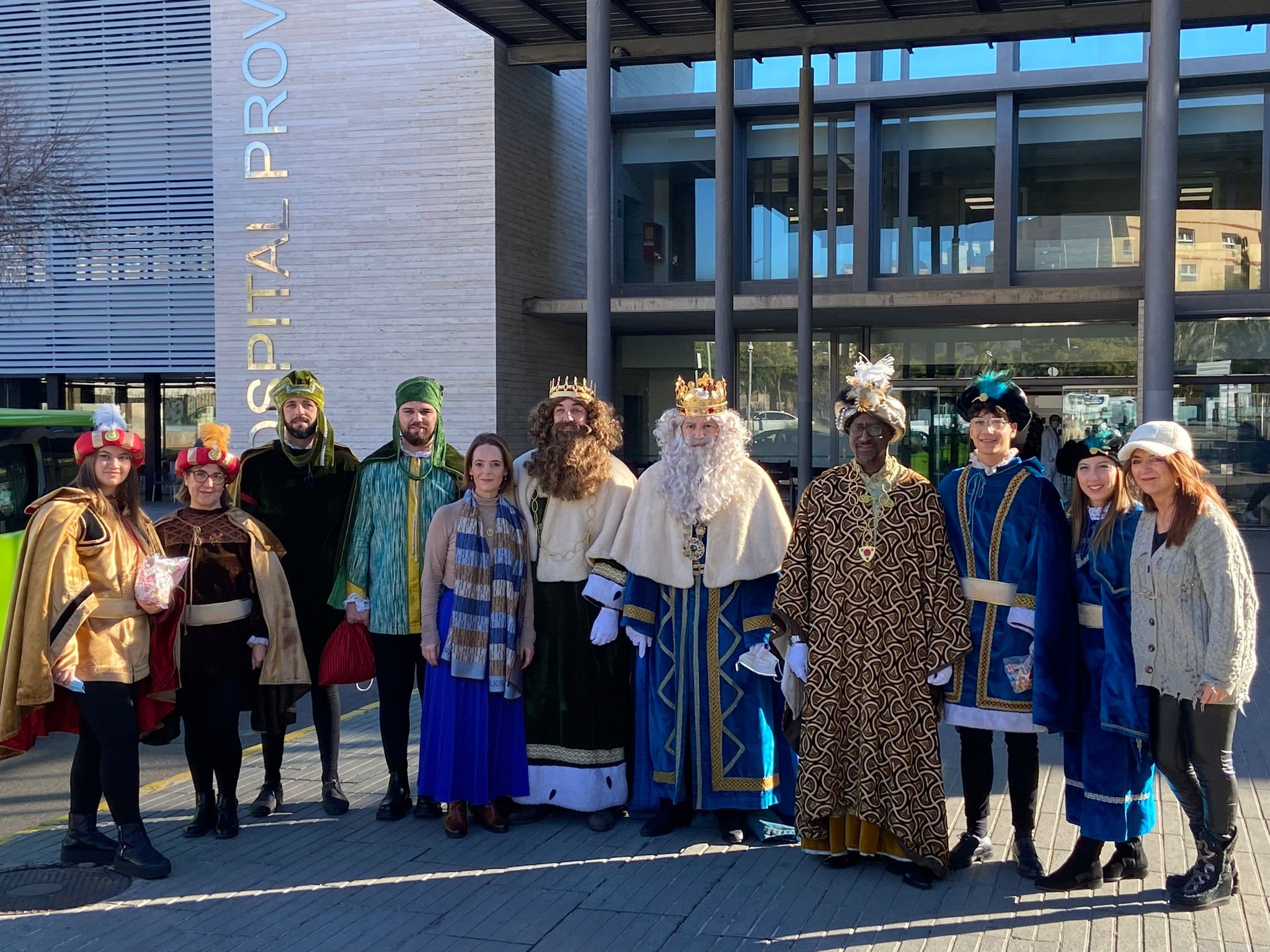 Melchor, Gaspar y Baltasar visitan a los niños y niñas hospitalizados en Castellón