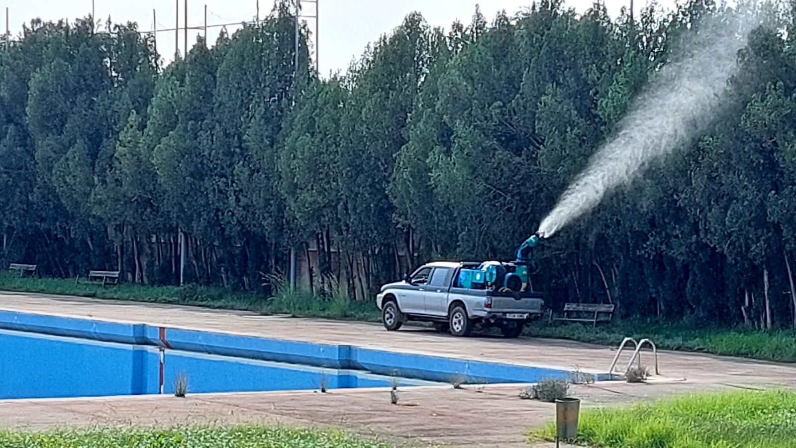 El Patronato de Deportes fumiga con carácter de urgencia para combatir las plagas de mosquitos las instalaciones deportivas municipales