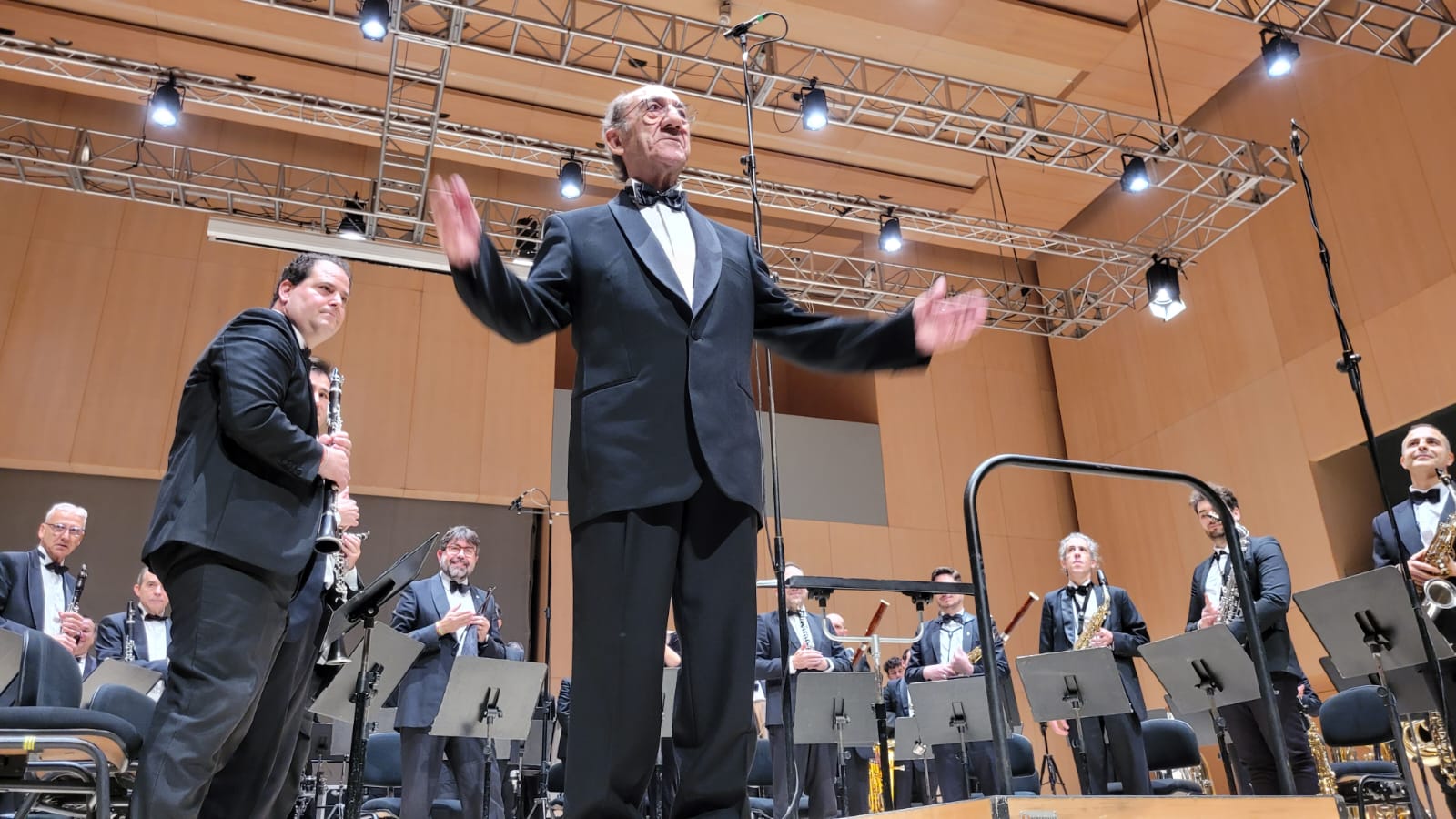 Francisco Signes emociona en el seu retorn a la batuta de la Banda Municipal de Castelló